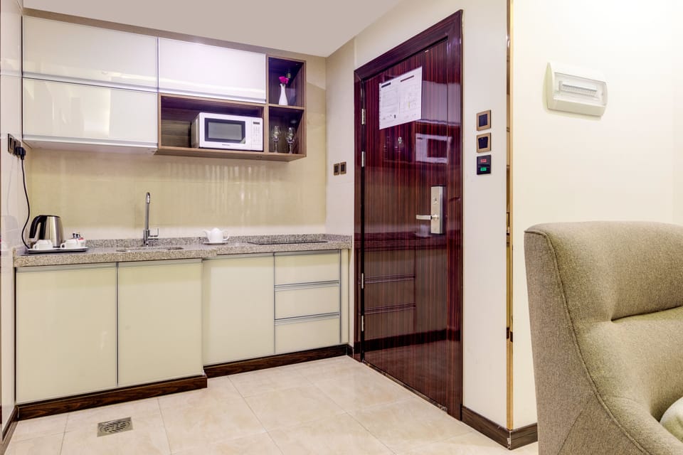 Family Quadruple Room | Private kitchen | Fridge, paper towels
