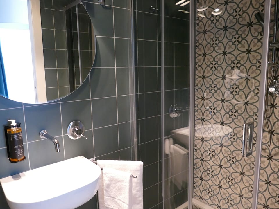 Standard Double Room (Tramontana) | Bathroom | Shower, free toiletries, hair dryer, towels