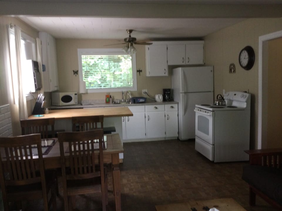 The very well equipped kitchen. 