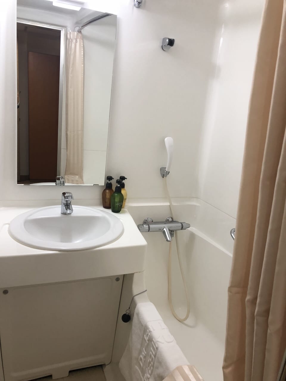 Deluxe Single Room, Non Smoking | Bathroom | Combined shower/tub, deep soaking tub, free toiletries, hair dryer