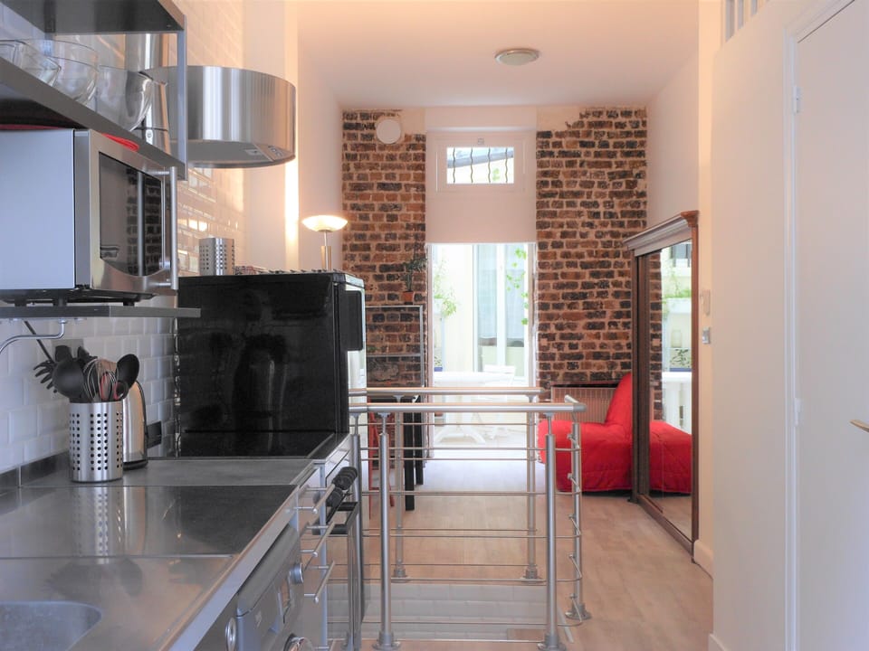 30cm thick brick walls provide excellent insulation both from heat and from cold