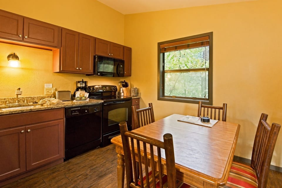Kitchen & Dining • Full Appliances with Table