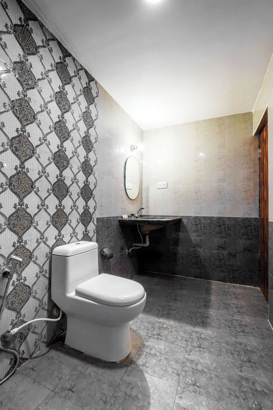 Shower, hydromassage showerhead, free toiletries, towels