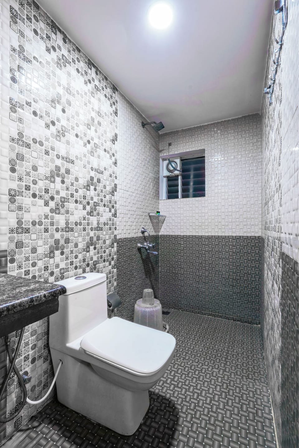 Shower, hydromassage showerhead, free toiletries, towels
