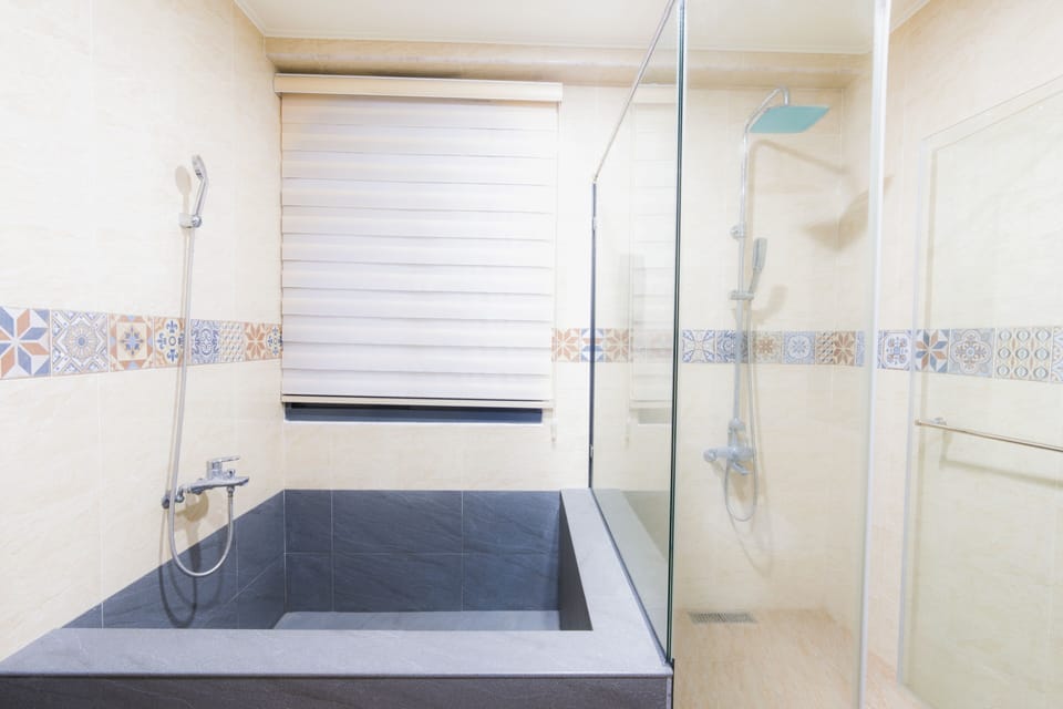 Superior Double Room, 1 King Bed, Non Smoking, Bathtub | Bathroom | Shower, hair dryer, slippers, towels