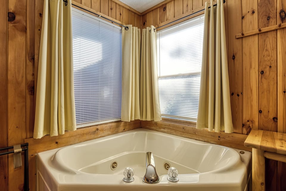 Jacuzzi Tub in Master Bedroom #1! Soak and relax all of your worries away!