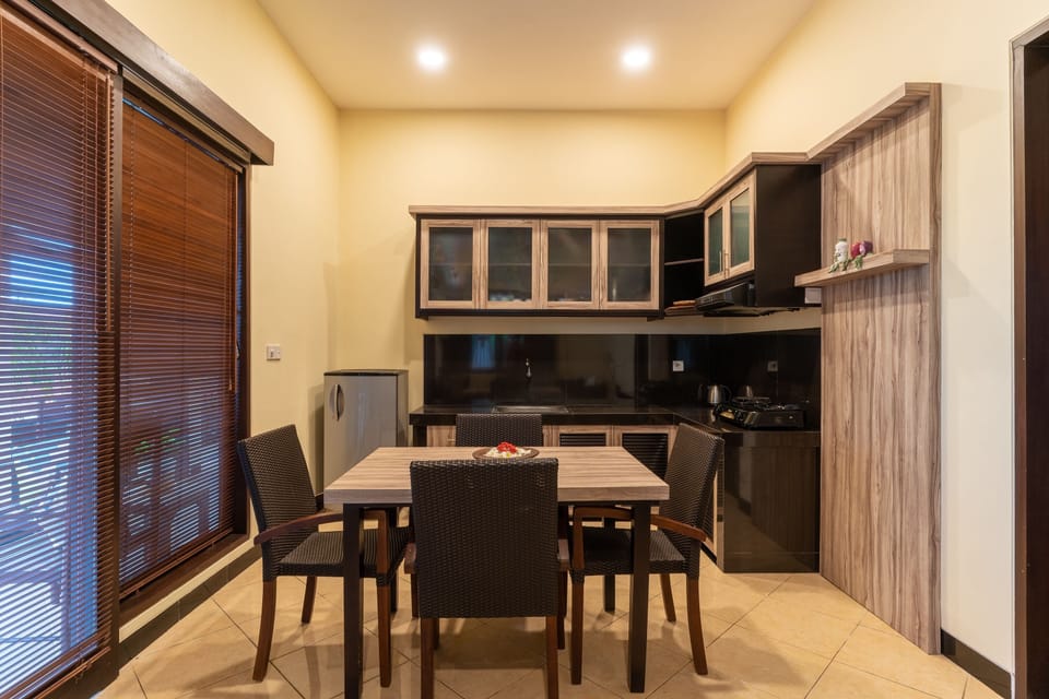 Room, 1 Bedroom | Private kitchenette | Fridge, oven, stovetop, coffee/tea maker