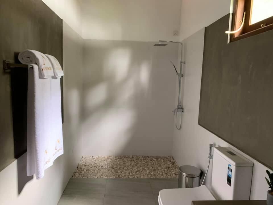 Deluxe Double Room | Bathroom | Shower, towels