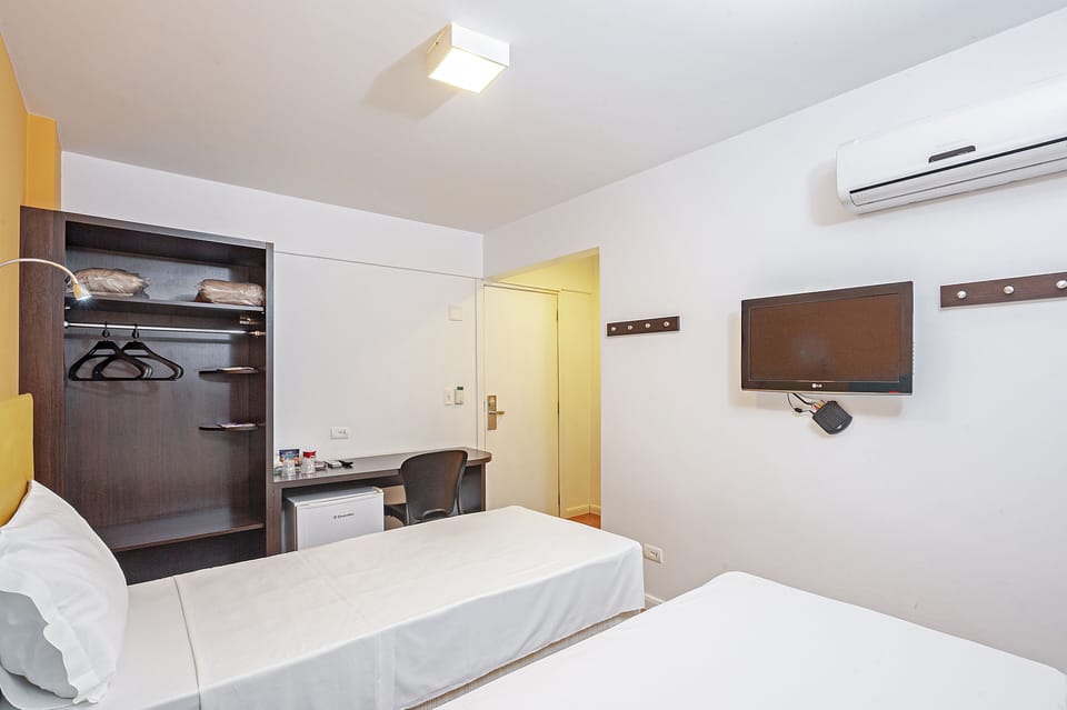 Standard Twin Room, 2 Twin Beds | Minibar, laptop workspace, blackout drapes, free WiFi
