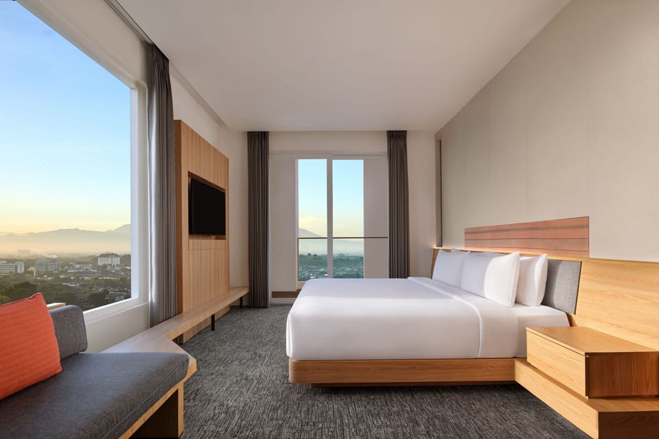 Studio, 1 King Bed, City View | Minibar, in-room safe, desk, laptop workspace