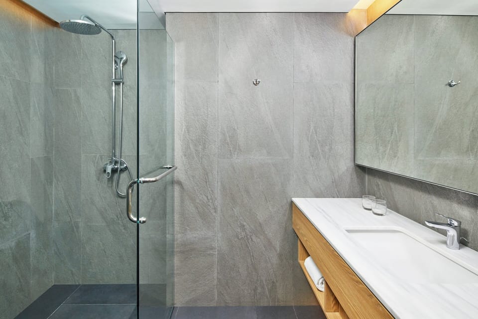 Deluxe Room, 1 King Bed | Bathroom | Free toiletries, hair dryer, slippers, bidet