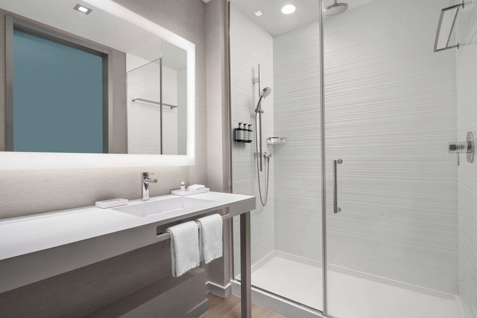 Shower, hydromassage showerhead, free toiletries, hair dryer