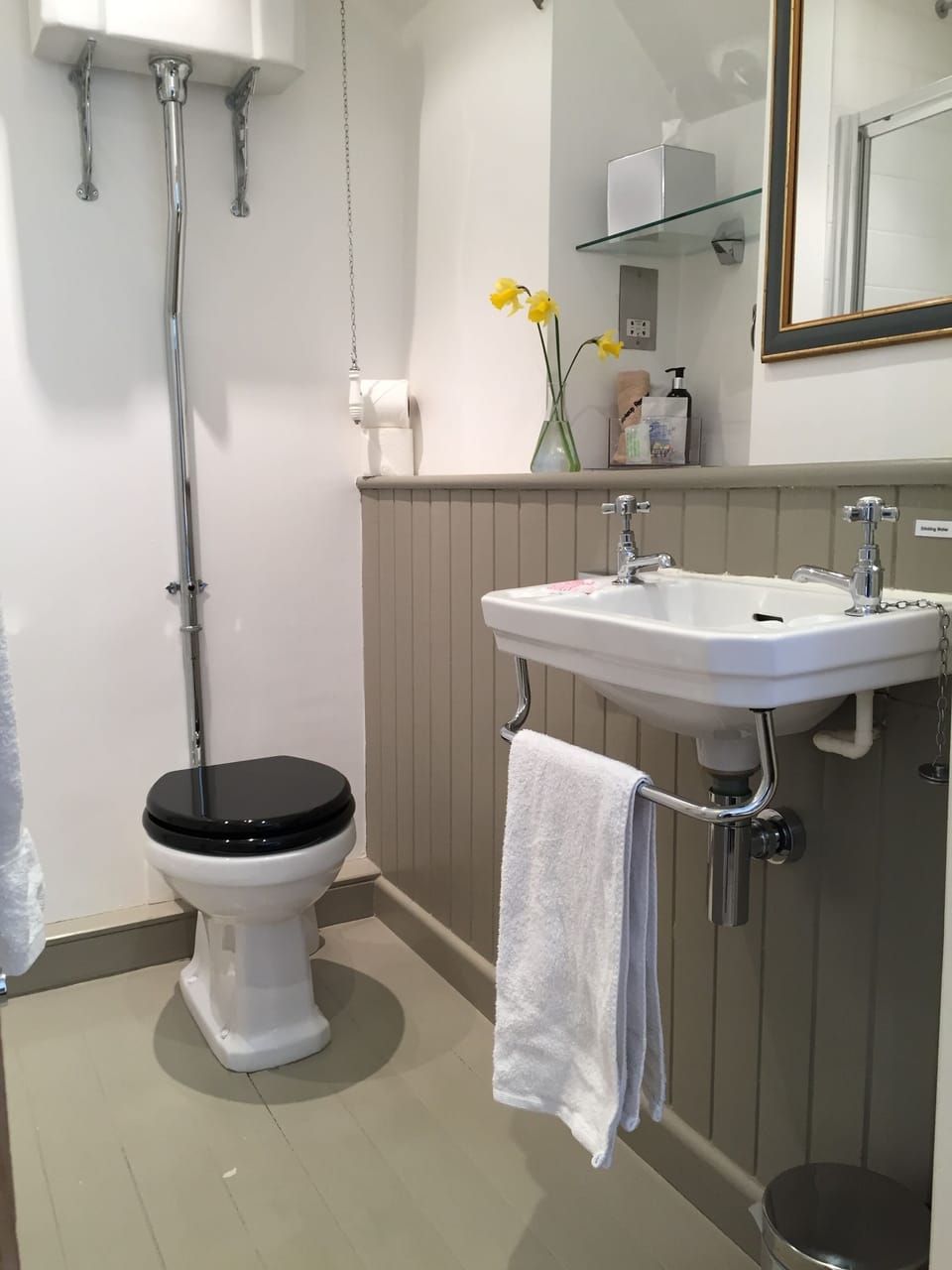 Double Room (Room 1) | Bathroom | Shower, free toiletries, hair dryer, towels