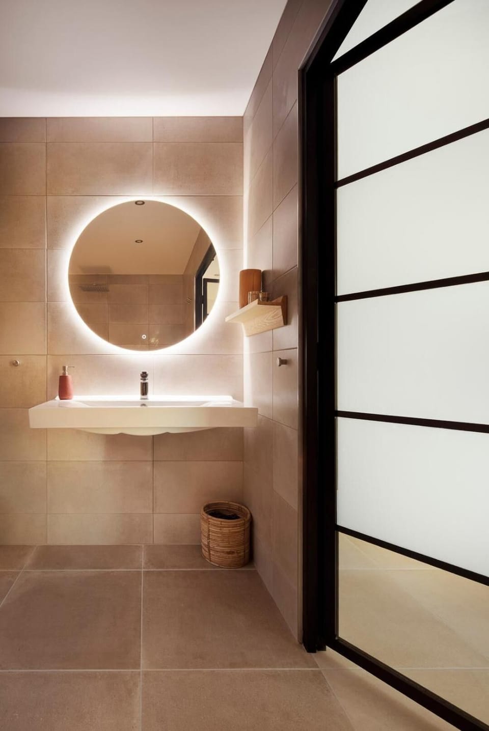 Royal Studio Suite | Bathroom | Free toiletries, hair dryer, towels, soap