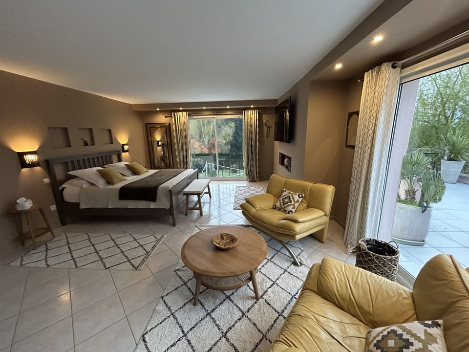 Suite Luxe | Minibar, individually decorated, individually furnished, blackout drapes
