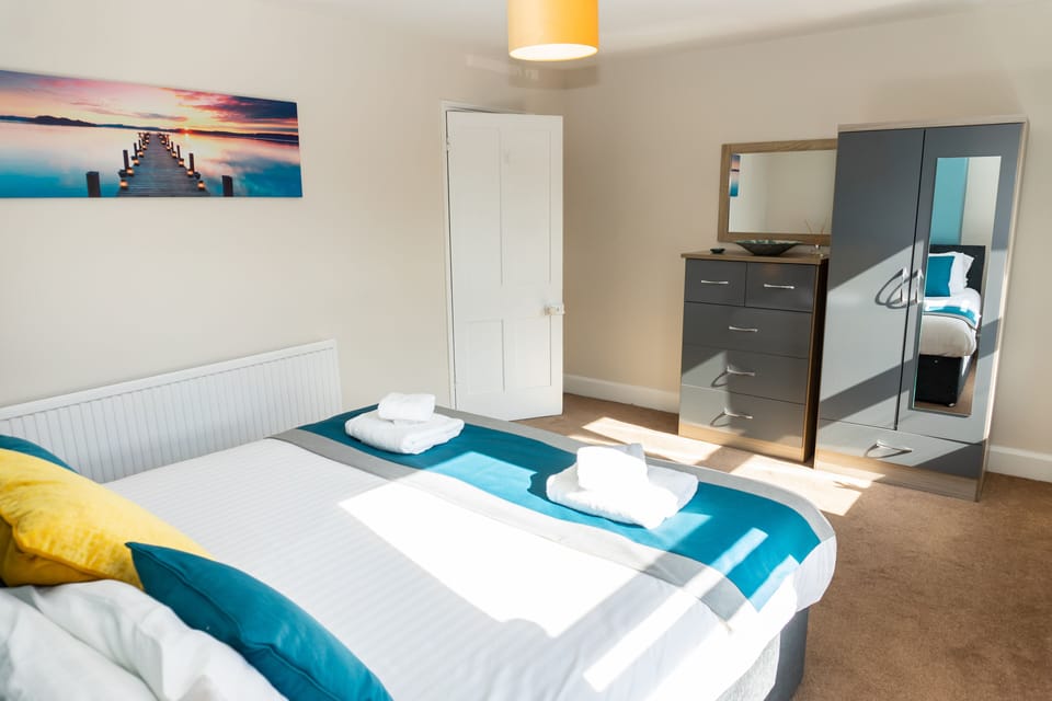 Comfy, 2 Bed House, Sleeps 6 with Garden and Free Parking in Cheltenham Apartment in Cheltenham