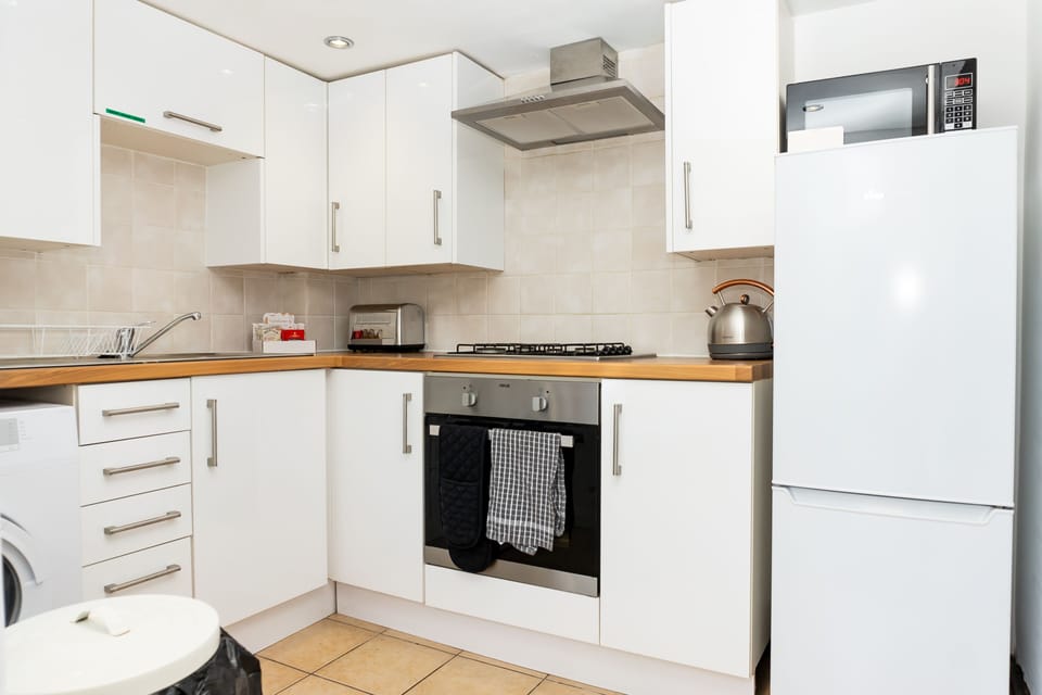 NHS or Key Workers Emergency Accommodation - (Fully Cleaned and Can Accept Pets) | Private kitchen | Full-size fridge, microwave, oven, stovetop