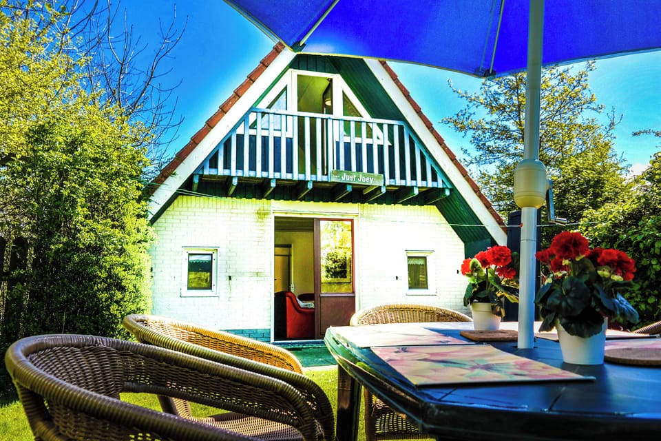 Bungalow, 3 Bedrooms, Terrace, Garden View | Living area | Flat-screen TV, books