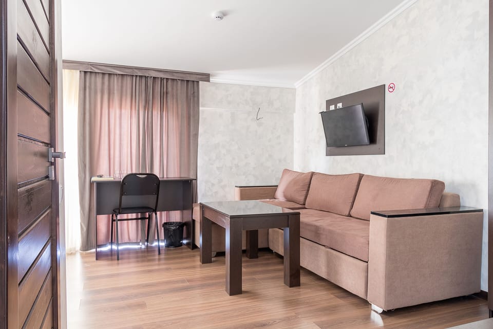 Deluxe Double Room | Living area | 32-inch flat-screen TV with satellite channels, TV