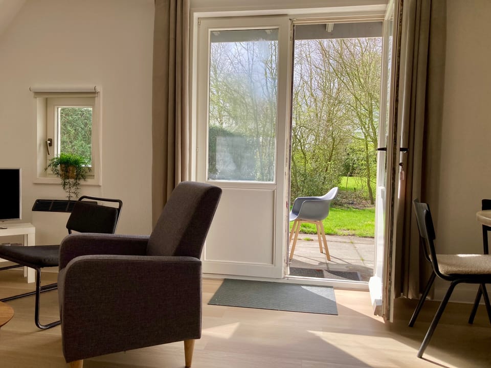 Bungalow, 3 Bedrooms, Balcony, Garden View | Interior