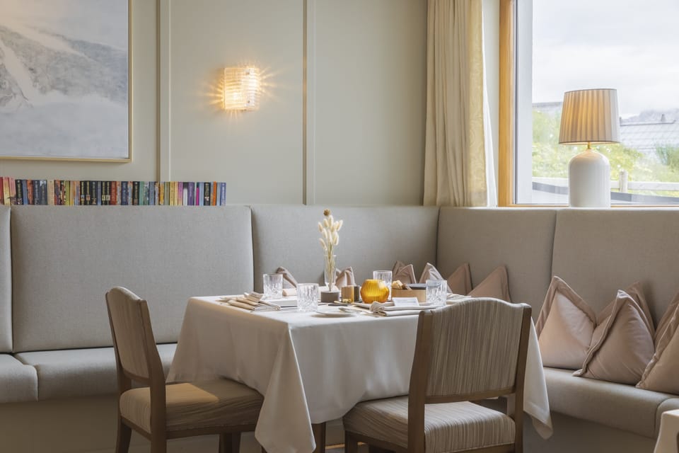 2 restaurants; lunch and dinner served
