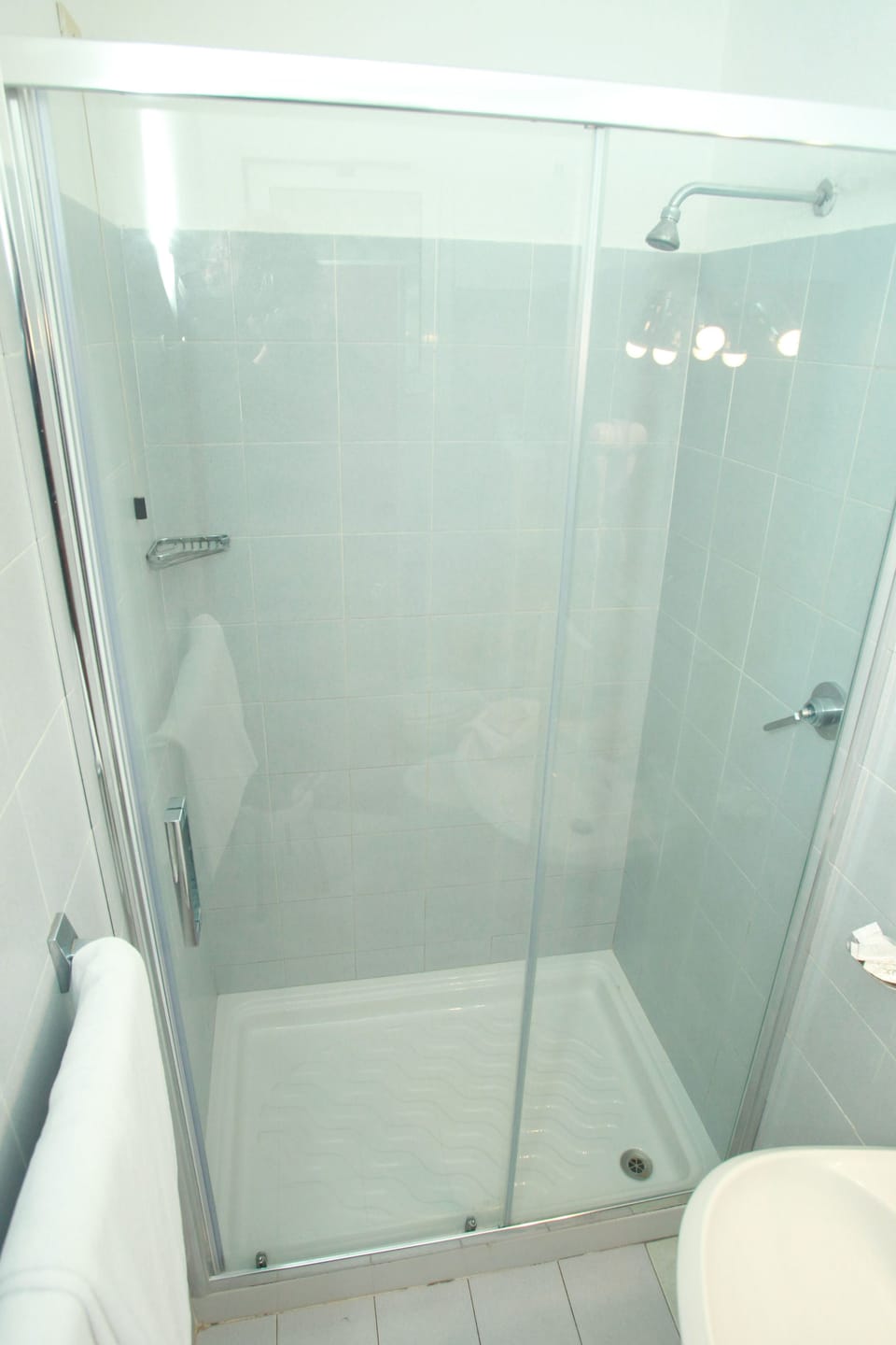 Shower, rainfall showerhead, free toiletries, hair dryer