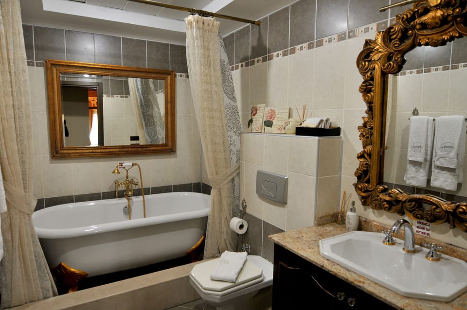 Double Room | Bathroom | Combined shower/tub, deep soaking tub, rainfall showerhead