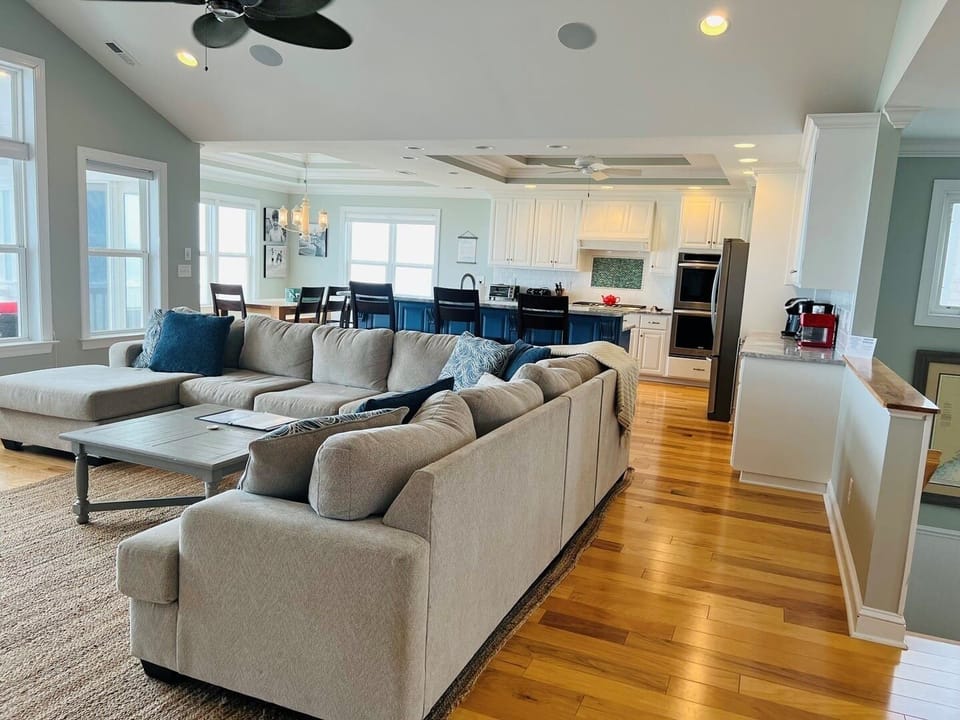 House, 6 Bedrooms | Living area | 30-inch TV with cable channels
