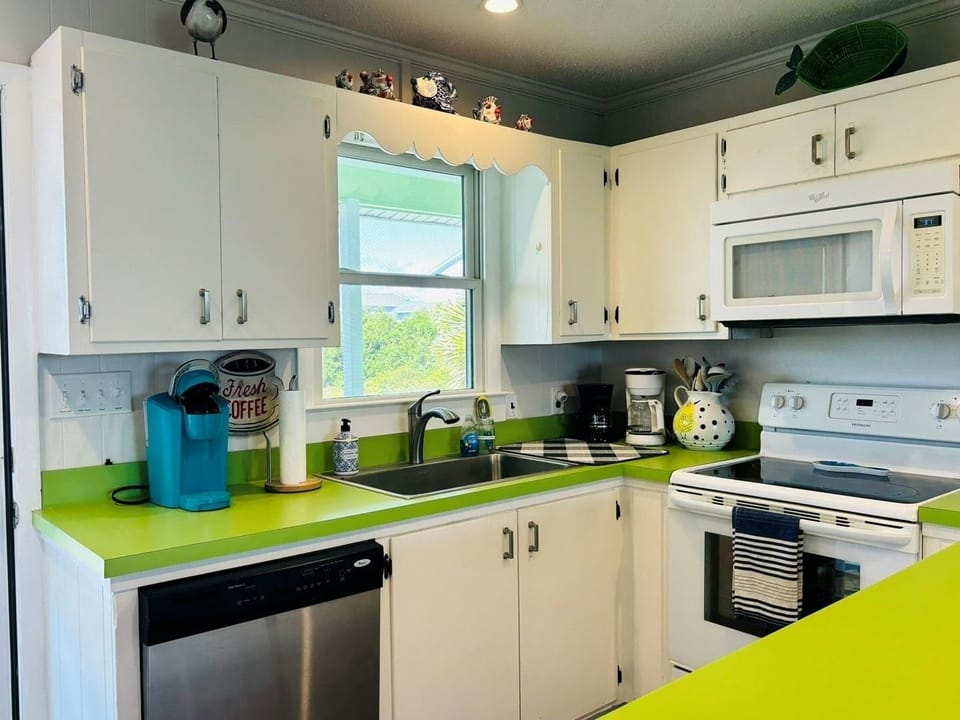 House, 4 Bedrooms | Private kitchen | Fridge, oven, coffee/tea maker, toaster