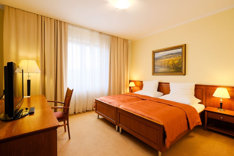 Suite | Minibar, in-room safe, desk, laptop workspace