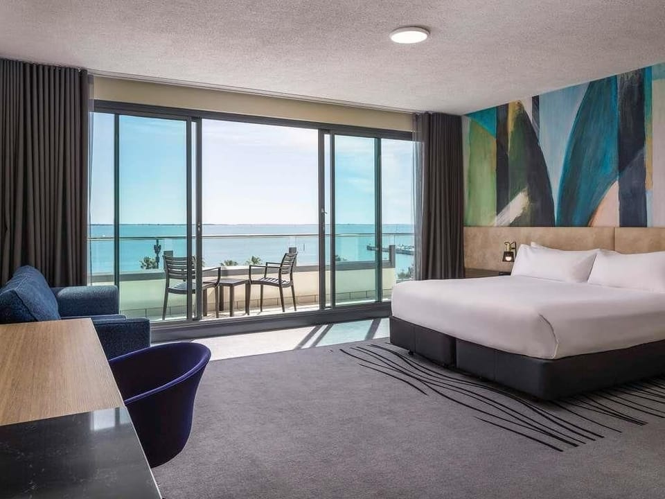 Superior Room, 1 King Bed with Sofa bed, Bay View | Minibar, in-room safe, desk, laptop workspace