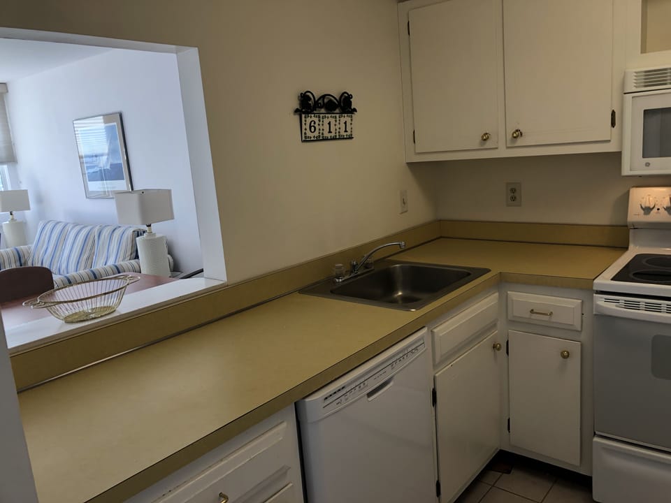 Kitchen w/passthrough