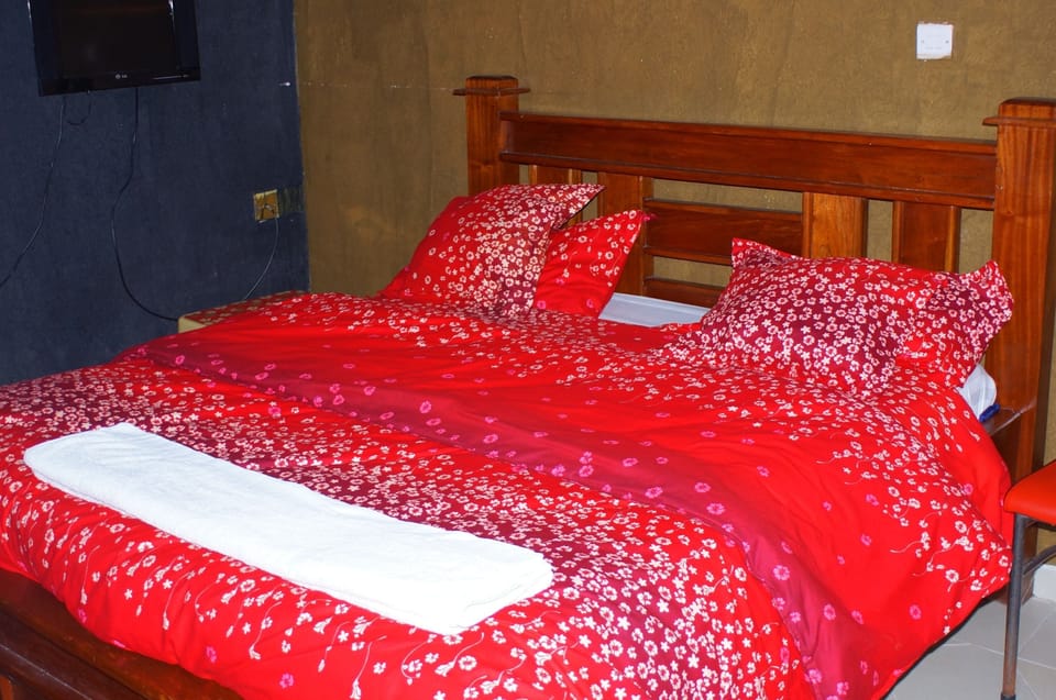 Single Room | Desk, iron/ironing board, bed sheets