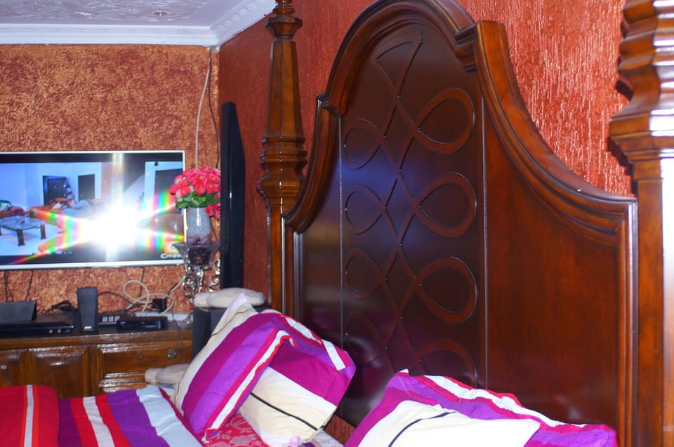 Executive Room | Desk, iron/ironing board, bed sheets