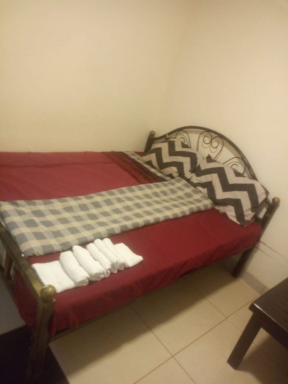 Single Room | Blackout drapes, bed sheets