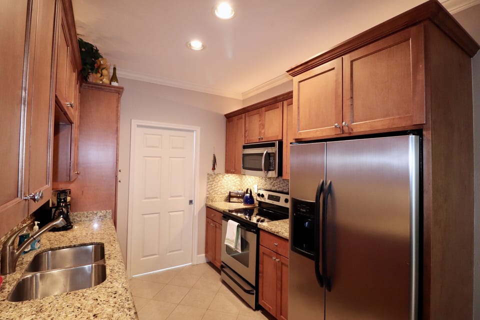 Fully stocked kitchen-Cookware, silverware, mugs ....