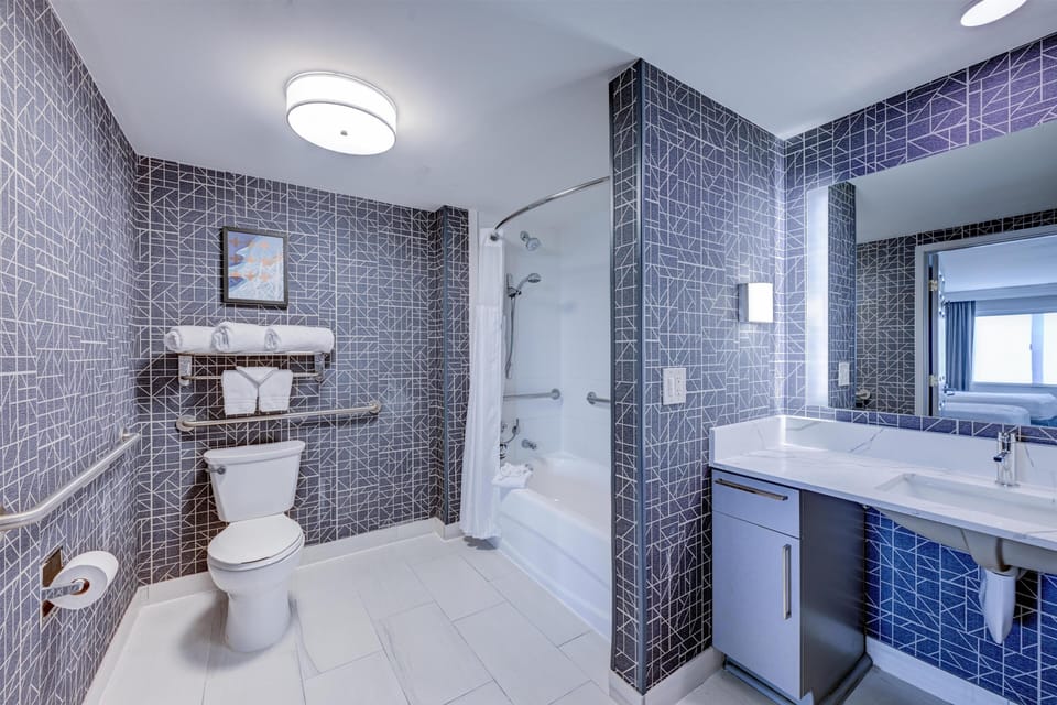 Combined shower/tub, free toiletries, hair dryer, towels