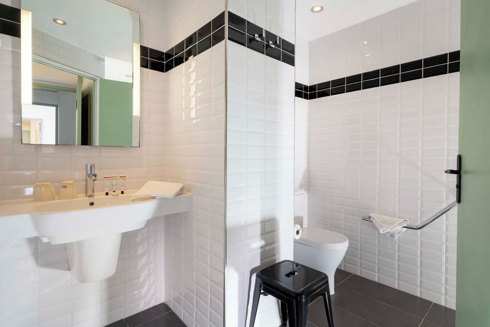 Superior Twin Room | Bathroom | Shower, free toiletries, hair dryer, slippers