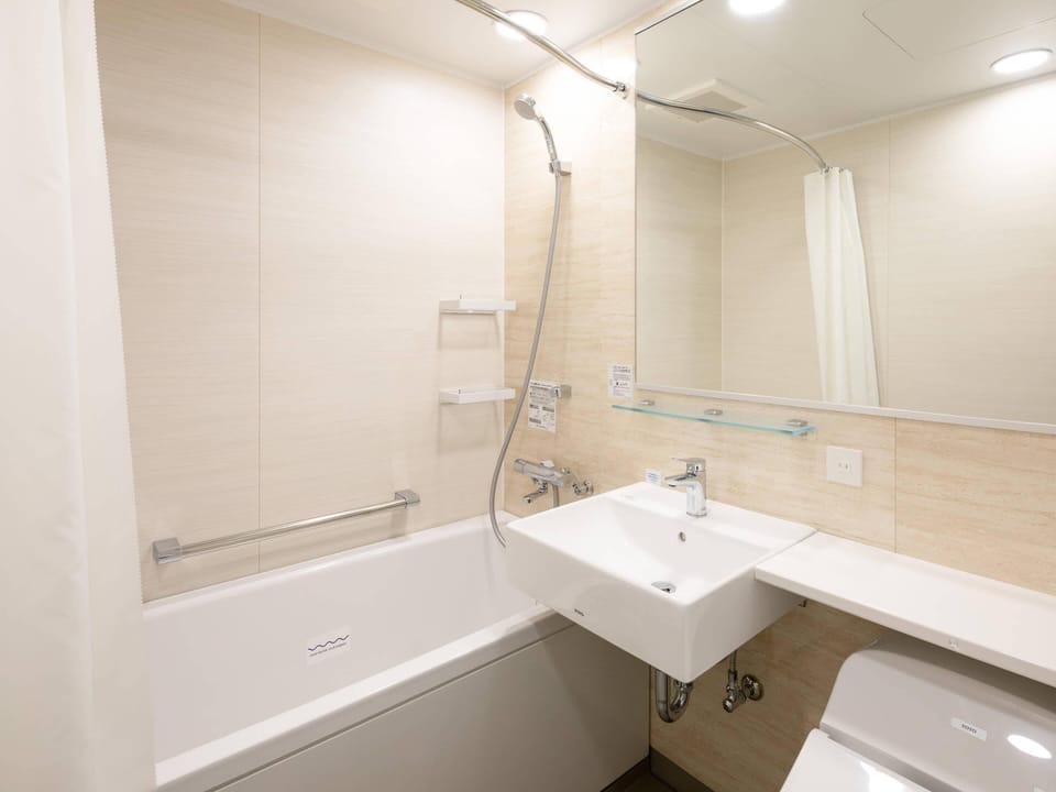 Combined shower/tub, deep soaking tub, hair dryer, slippers