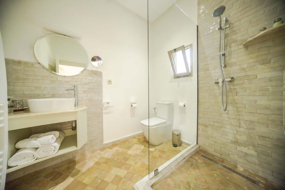 Standard Double Room (Malabata) | Bathroom shower