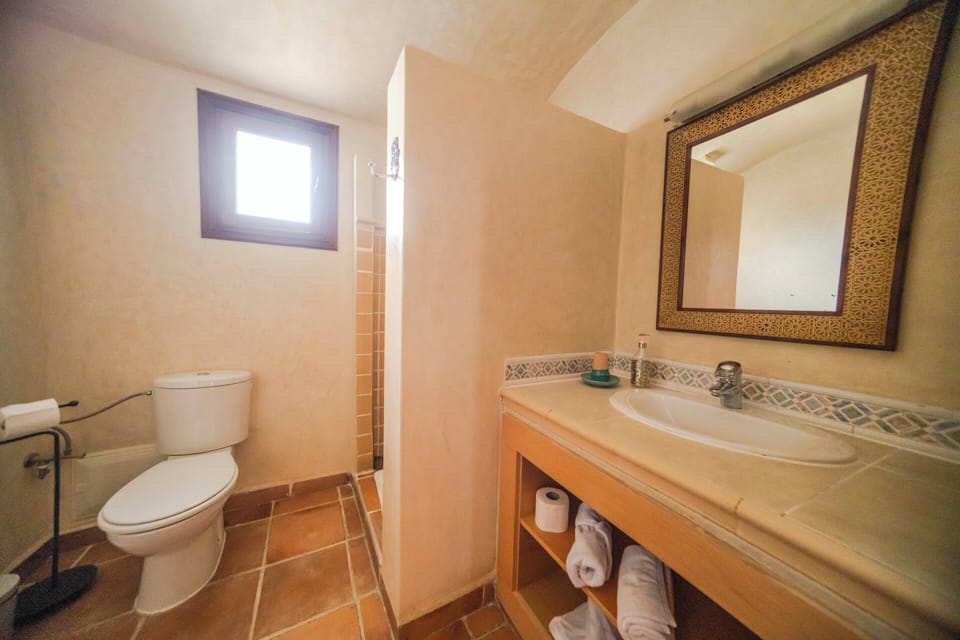 Twin Room (Tamuda) | Bathroom | Towels, soap, shampoo, toilet paper