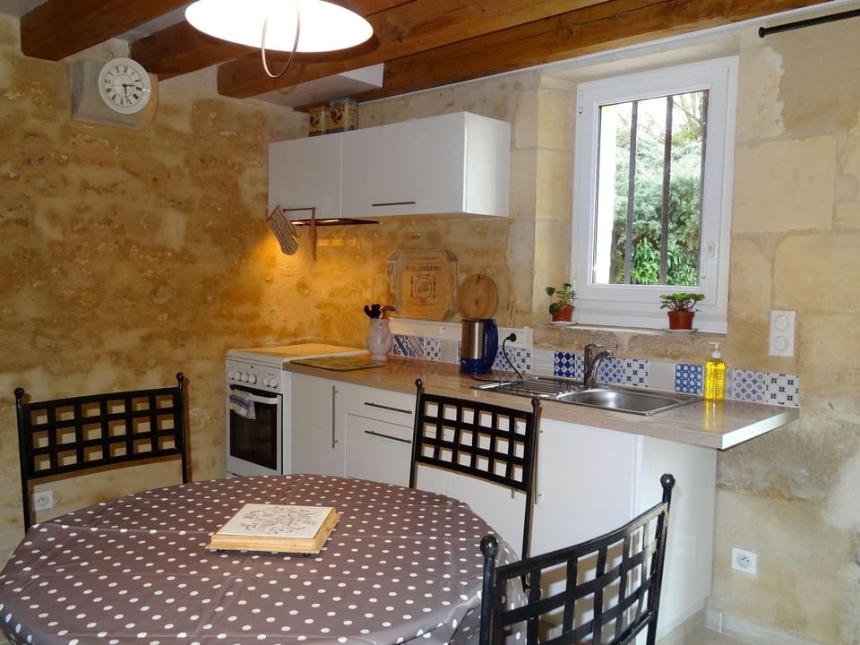 Romantic Cottage, Garden View (Le Pigeonnier de Gondière) | Private kitchen | Dining tables