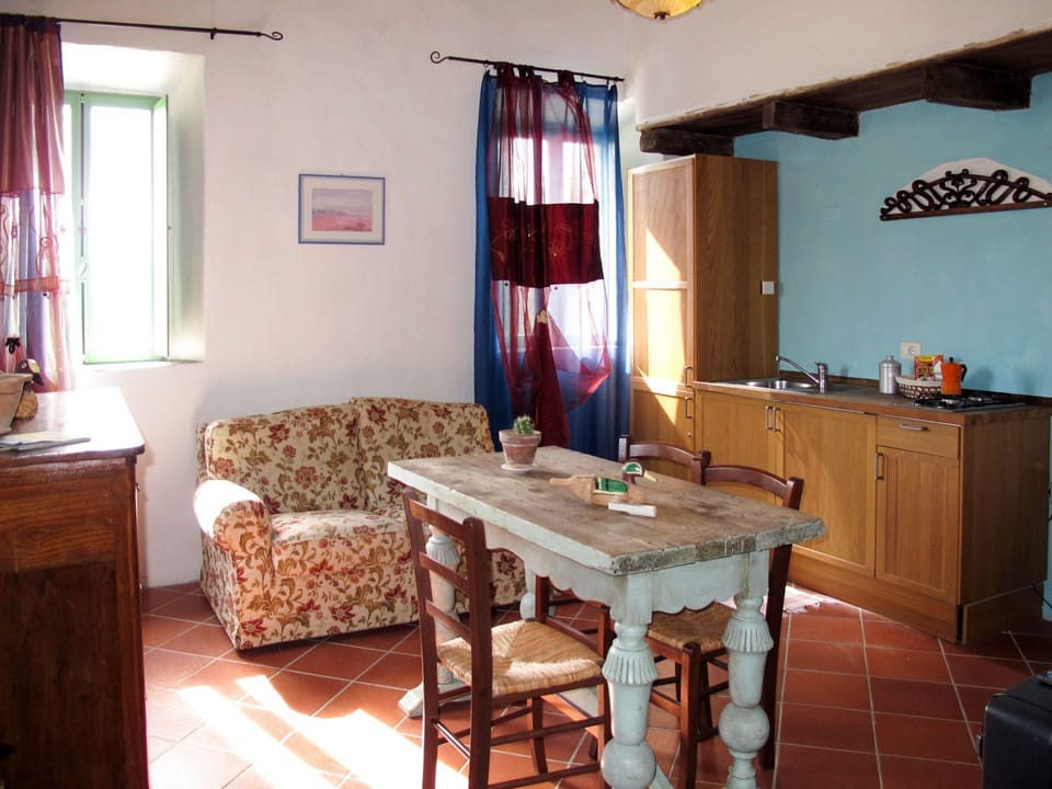Room, Furniture, Property, Interior Design, Living Room, Building, Table, Floor, House, Wall
