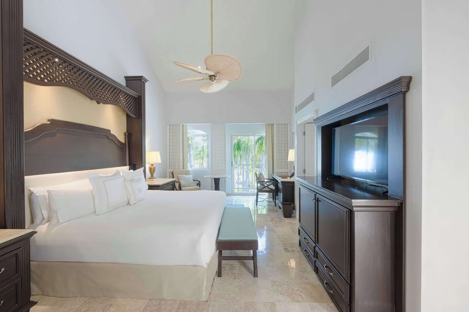 Luxury Room (Relax Pool) | Premium bedding, minibar, in-room safe, desk
