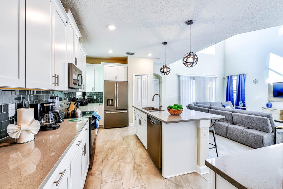 House (Champion Gate Brand New Home with Pri) | Private kitchen | Fridge, microwave, oven, stovetop