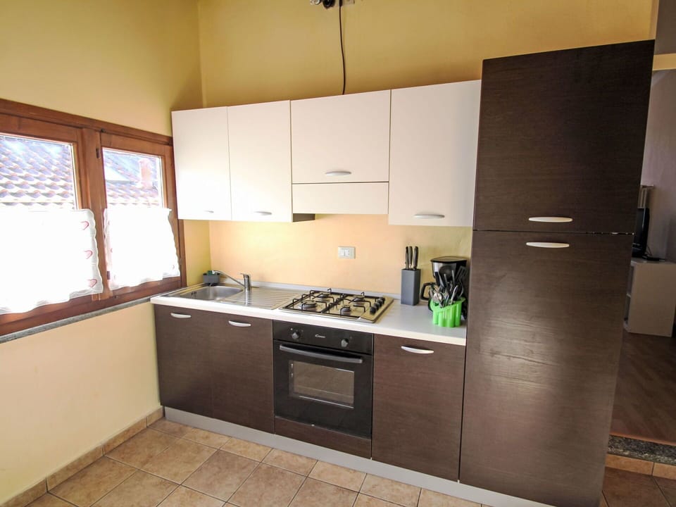 Kitchen Appliance, Kitchen, Major Appliance, Countertop, Cabinetry, Flooring, Wood, Interior Design, Home Appliance, Stove