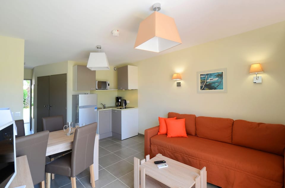 Come stay in out bright 1 Bedroom Alcove Apartment.