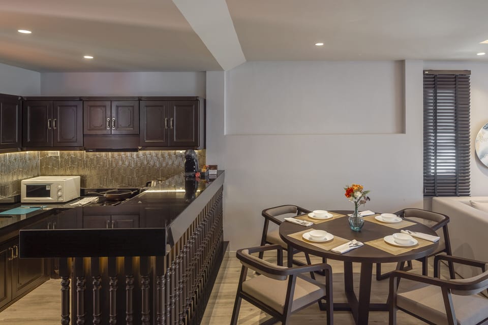 Suite, 2 Bedrooms | In-room dining
