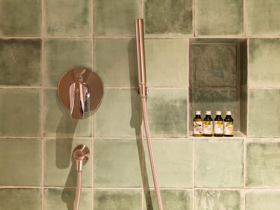 Junior Double Room | Bathroom | Separate tub and shower, rainfall showerhead, free toiletries