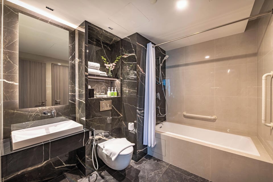 Executive Premier Suite | Bathroom | Bathtub, hair dryer, slippers, towels